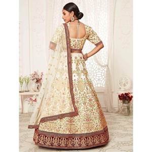 Encantadora Ropa de Novia de Seda Bordada en Color Blanco Hueso, Elegante Lehenga Choli con Decoración de Encaje, Pliegues y Cola de Capilla para Novias - Product Image 6