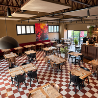 Ensemble de meubles de restaurant vintage industriels, sièges en bois massif, tables et chaises pour café, hôtel, restaurant