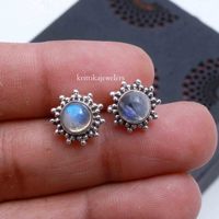 925 Sterling Silber Feine Ohrstecker für Damen Natürlicher Blauer Feuermondstein Edelstein Vergoldetes Blumenmuster Klassische Hochzeitsohrringe