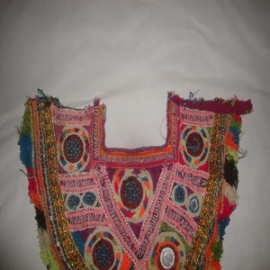 Blusa de algodón con cuello en V y bordado étnico para mujer, hecha a mano, con patrón floral, parche con efecto espejo, dobladillo asimétrico, manga corta vintage - Product Image 2