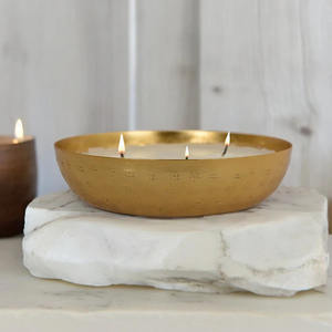 Golden Glow Elegant Luxe Light Gold Cuenco de velas para Navidad con brillo radiante - Product Image 1