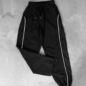 Pantalones de chándal de nailon holgados y casuales negros con botones laterales y rayas, joggers de nailon de poliéster para hombre - Product Image 3