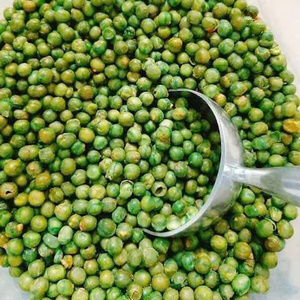 Snacks de pois verts grillés salés durs authentiques du Vietnam par Kim Long Savoureux et parfaitement assaisonnés - Product Image 1