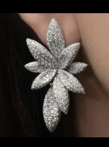 Boucles d'oreilles de lustre en pierre naturelle de style floral fait à la main en or blanc Certification IGI pour les mariages fêtes cadeau - Product Image 4