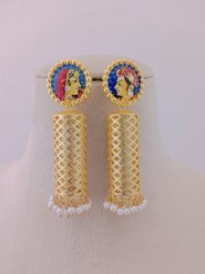 Conjunto de pendientes Raga Royal Jali, esmalte de aleación en tono dorado, perlas de imitación pintadas a mano en latón pesado, producto a granel, diseño personalizado - Product Image 5