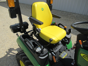 Tractor Subcompacto JD 24HP 4WD Usado y Nuevo con Transmisión Hidrostática, Cargador Frontal, Retroexcavadora y Cortadora de Césped, Modelo 1025R, en Venta - Product Image 5