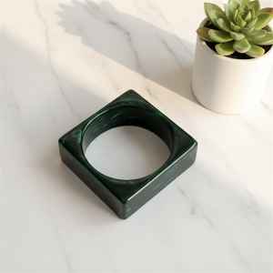 Brazaletes de resina facetada etérea - Product Image 4