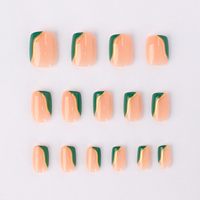 Herfst Press-on Nagels Korte Vierkante Nude Groene Nagels met Gouden Strepen Modieuze Glansrijke Acryl Kunstnagels Groothandel