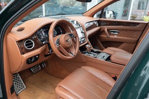 IMPRESIONANTE Bentley Bentayga W12 2017 CON TRANSMISIÓN AUTOMÁTICA Y MOTOR V8 - Product Image 2