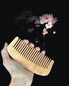 Peine de Madera de Neem Ecológico Moderno Hecho a Mano para el Crecimiento del Cabello, Raíces Fuertes, Cuero Cabelludo Nutrido, Natural - Product Image 4