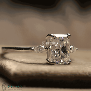 Bague de fiançailles de style 3 pierres avec diamants taille radiante et marquise pour femme - Product Image 1