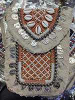 Pochette de soirée perlée faite à la main, motif uni, bandoulière, fermeture à rabat avec garniture à pièces, en satin léger, élégante pour les soirées