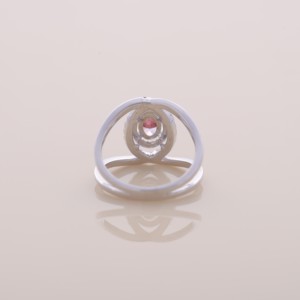 Anillo de Diamante Rosa Ovalado de 0.81ct Cultivado en Laboratorio con Halo y Banda Dividida en Oro Amarillo, Blanco y Rosa de 18K - Product Image 3