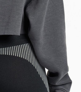 Haut court à capuche chic pour femme en molleton avec logo frontal – Tendance streetwear pour un style décontracté et élégant au quotidien - Product Image 6