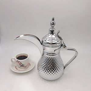 Dallah de latón vintage con exquisita artesanía, Esta cafetera árabe ofrece una auténtica experiencia para beber café - Product Image 3