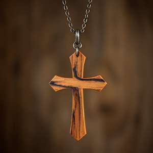 Una Cruz de joyería que cuelga en un collar es un Accesorio clásico y significativo, que a menudo simboliza la fe. - Product Image 1