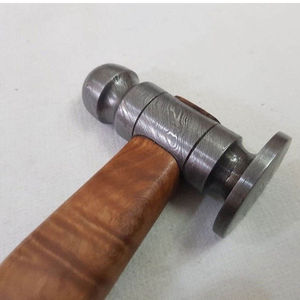 ค้อนเหล็กดามัสกัส ตีขึ้นรูปด้วยมือ เหล็กกล้าคาร์บอนสูง ระดับอุตสาหกรรม OEM สมดุลสมบูรณ์แบบสำหรับงานโลหะ ตีขึ้นรูป และโชว์ผลงาน - Product Image 2