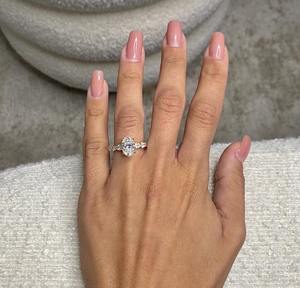 Anillo de Compromiso con Halo Oculto de Diamante Cultivado en Laboratorio de Corte Ovalado de 3.50 Quilates, Chapado en Oro de 18K, Certificado IGI, Joyas HUMERA, Lujoso y Único - Product Image 1