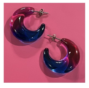 Pendientes de aro de resina llamativos en estilo retro acrílico transparente Pendientes de aro de resina con logotipo personalizado con degradado de colores personalizados - Product Image 4