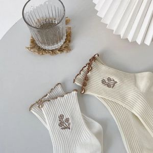 Nuevo estilo transpirable patrón de dibujos animados para hombres y mujeres calcetines de algodón suave ecológicos hechos a medida de otoño informales de alta calidad - Product Image 6