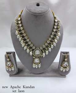 Collier ras du cou indien fantaisie traditionnel et à la mode couleur or Kundan perle boucles d'oreilles ensemble avec Mangtikka pour femmes et filles - Product Image 5