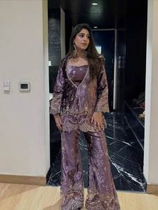 Nuevo Traje Palazzo de Diseñador, Estilo Pesado, Seda Pura Fendy, Bordado con Zari y Lentejuelas, Top y Blusa, y Pantalones Palazzo con Bordado de Zari y Lentejuelas - Product Image 3