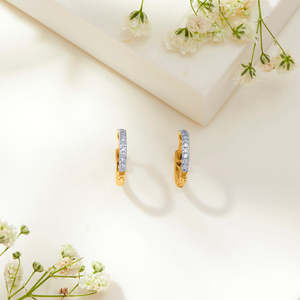 Ensemble de boucles d'oreilles créoles et huggies plaquées or avec perles géométriques pour femme – Cadeau tendance pour fête et mariage - Product Image 2