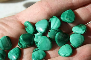 Pendentif en malachite naturelle fait à la main en forme de cœur en malachite Cabochon Pierre précieuse en vrac polie de haute qualité Plusieurs pierres précieuses disponibles! - Product Image 4