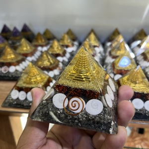En vrac Orgone Pyramide Golden Shree Yantra Cristal Générateur D'énergie Méditation Guérison Feng Shui Vastu Énergie Positive 7cm Poli - Product Image 3