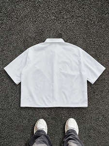 Camiseta Gráfica Retro de Aventura en la Montaña al Atardecer para Amantes de la Naturaleza, Estilo Vintage, Diseño de Viajeros - Product Image 3