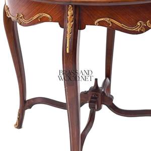 Table d'appoint ronde néoclassique de luxe avec plateau en marbre rose de qualité supérieure et élégants accents en laiton doré pour la décoration intérieure des palais - Product Image 3