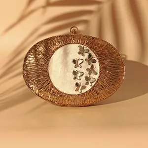 Madre de perlas Original White Shell Ladies Bolso de mano hecho a mano Metal con decoración de candado para bodas y ocasiones especiales - Product Image 3