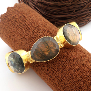 Guntaas Gems Designer Collection Bracelet manchette en labradorite de feu vert Finition brossée texturée Bracelet manchette réglable fait main - Product Image 3