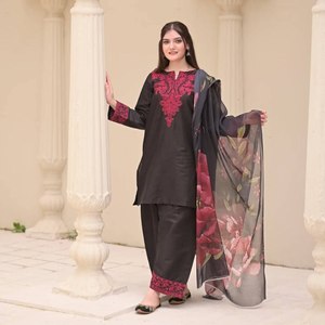 Conjunto Tradicional de Diseñador para Vestir Casual o Formal, Top de Seda Romana con Bordado Pesado, Pantalón y Dupatta con Estampado Digital de Seda Tabby - Product Image 1