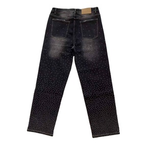 Brilla en cada paso con nuestra exquisita colección Midnight, que presenta detalles brillantes en este pantalón vaquero con pedrería. - Product Image 3