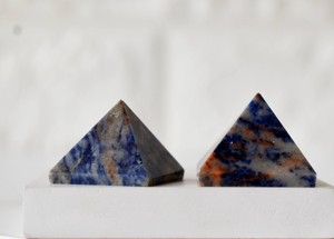 Vente en gros de pyramides miniatures en sodalite attrayantes pour la méditation et la décoration - Product Image 3
