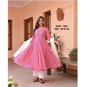Hermosa ropa festiva de boda Hot Pink Heavy Reyon Bandhej Impreso Full Flair Kurti con Long Dupatta Mejor calidad Saree - Product Image 1