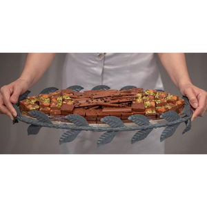 Plateau à chocolat Élégance avec motif de feuilles ornées Porte-dessert en métal Chocolats Parfait pour les cadeaux ou les occasions spéciales - Product Image 1