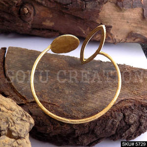 กำไลข้อมือและกำไลแบบเปิดประดับอัญมณี ดีไซน์เนอร์สำหรับผู้หญิงคริสเตียน ชุบทองคำแท้ งานแฮนด์เมด สำหรับโอกาสวันครบรอบ SKU5729 - Product Image 4