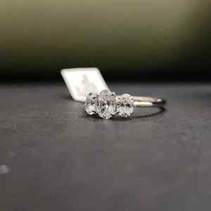 แหวนหมั้นเพชรโมอิสซาไนต์ทรงรีสวยหรู 3 เม็ด ประดับด้วยทอง 14K ชุบบนสแตนเลส ได้รับการรับรองจาก IGI - Product Image 3