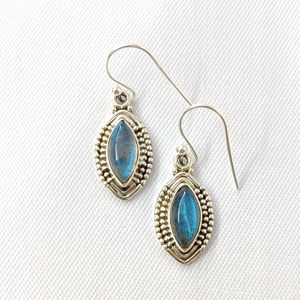 Boucles d'oreilles pendantes en labradorite or 18 carats style vintage (4,3 grammes) – Ensemble tendance de perles et diamants taille poire avec serti goutte d'eau - Product Image 1