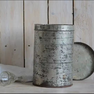 Contenedor de almacenamiento galvanizado redondo y largo de estilo retro Organizador duradero y funcional Perfecto para cocina Hogar y usos diarios - Product Image 1