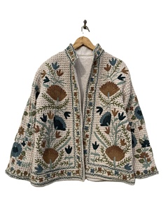 Venta al por mayor hecha a mano Suzani bordado Kantha chaqueta mujer corta Suzani chaqueta tamaño libre Blazers Chaqueta corta acolchada regalo para él - Product Image 1