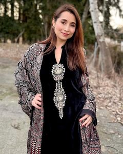 Costume Salwar en velours avec broderie de séquence de créateur exclusif, Duptta, tenue de fête, de mariage, de festival, boutique indienne pour femmes - Product Image 2