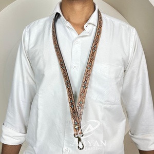 Vente en gros de lanière confortable en cuir usiné à la main à la mode pinces en métal pour badges de cartes d'identité produits de bureau en cuir véritable - Product Image 1