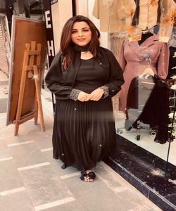 แกลมัวร์เจียมเนื้อเจียมตัว: ชุดเดรสมุสลิม Abaya ผู้หญิง ดูไบ - เติมตู้เสื้อผ้าของคุณด้วย Abayas เจียมเนื้อเจียมตัวและมีสไตล์เพื่อการผสมผสานของความสง่างาม - Product Image 2