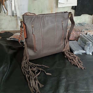 ผ้าห่มหนังวัวแท้สไตล์โบฮีเมียนนาวาโฮกระเป๋าสะพายข้างแต่งพู่สำหรับฤดูใบไม้ร่วง - Product Image 5