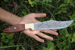 Couteau de chasse à lame fixe personnalisable OEM manche en bois acier damas détaillants à usage extérieur et industriel - Product Image 5