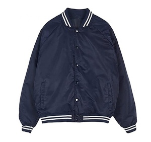 Veste de baseball universitaire en satin personnalisée pour hommes, col montant en toile, broderie décorative, imperméable et coupe-vent, vêtements de sport en gros - Product Image 1