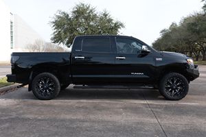 Toyota Tundra Platinum CrewMax 4x4 d'occasion de 2012, sans réserve, 2 propriétaires, moteur V8, nombreuses modifications, provenance du Texas - Product Image 3